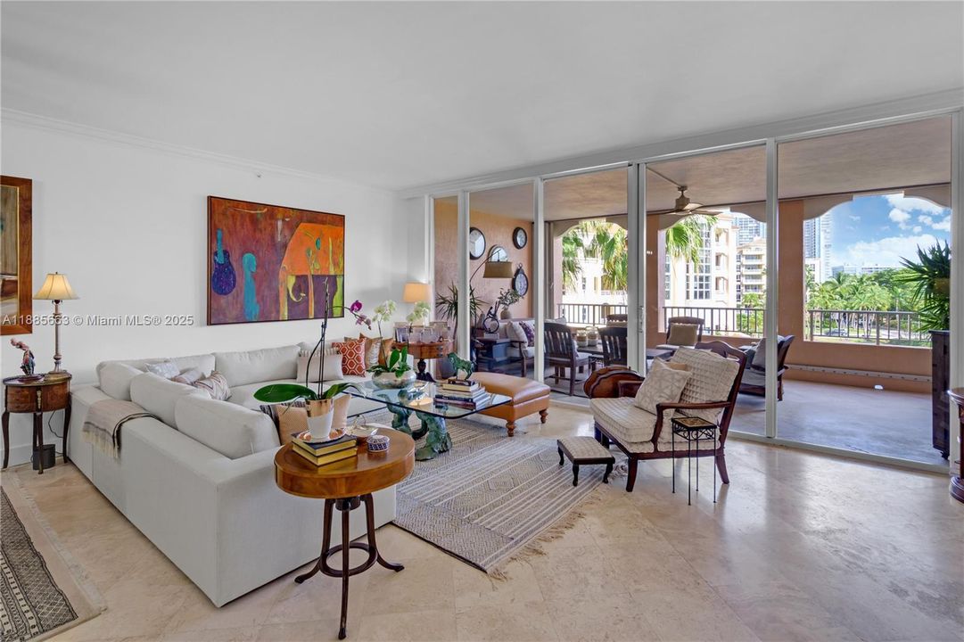 Под контрактом: $12,000 (2 спален, 2 ванн, 2060 Квадратных фут)