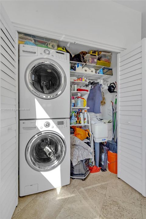 Под контрактом: $12,000 (2 спален, 2 ванн, 2060 Квадратных фут)