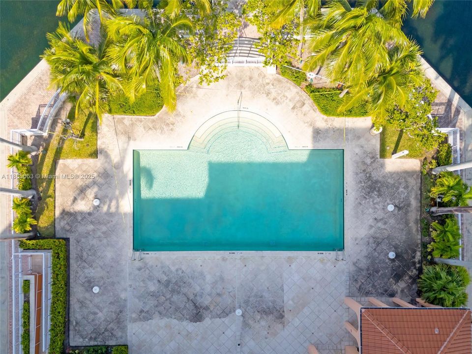 Под контрактом: $12,000 (2 спален, 2 ванн, 2060 Квадратных фут)