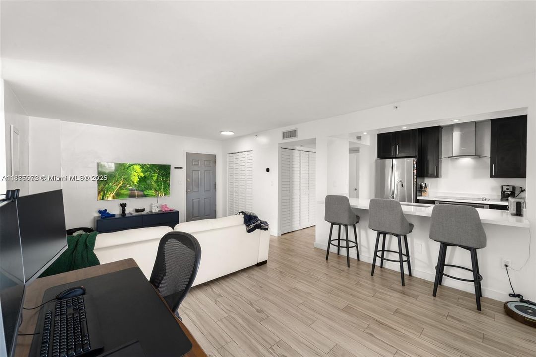 待售: $350,000 (1 贝兹, 1 浴室, 775 平方英尺)