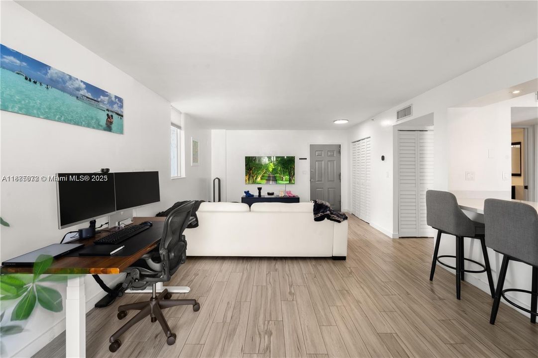 待售: $350,000 (1 贝兹, 1 浴室, 775 平方英尺)