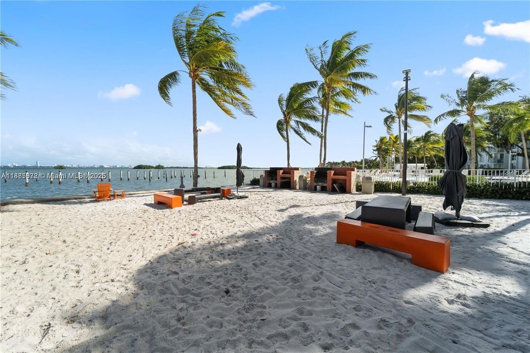 待售: $350,000 (1 贝兹, 1 浴室, 775 平方英尺)