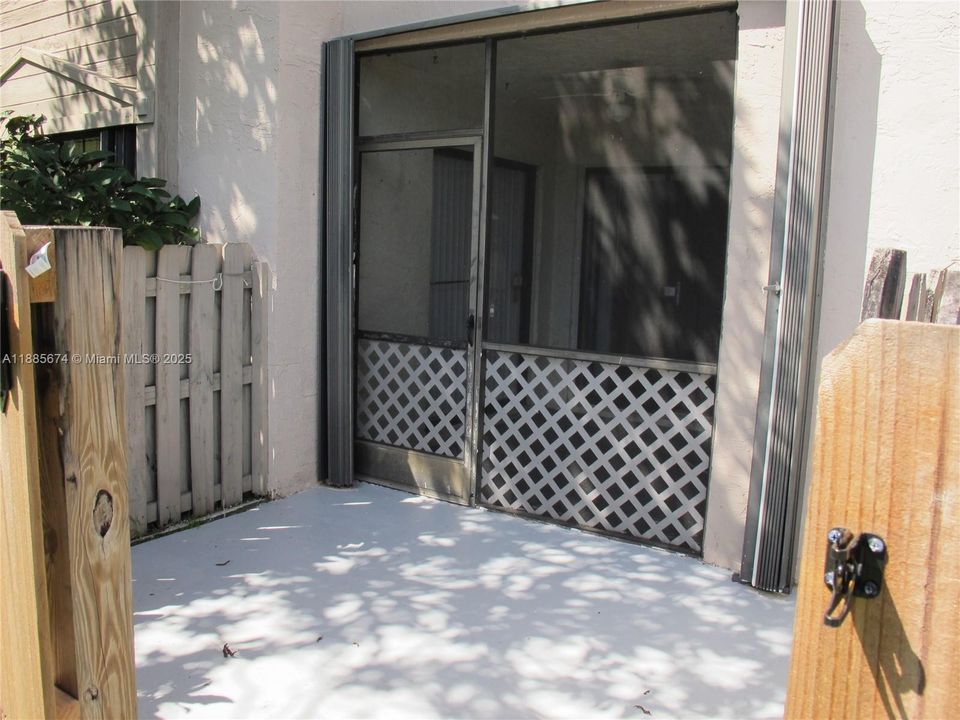 Под контрактом: $2,500 (3 спален, 2 ванн, 1185 Квадратных фут)