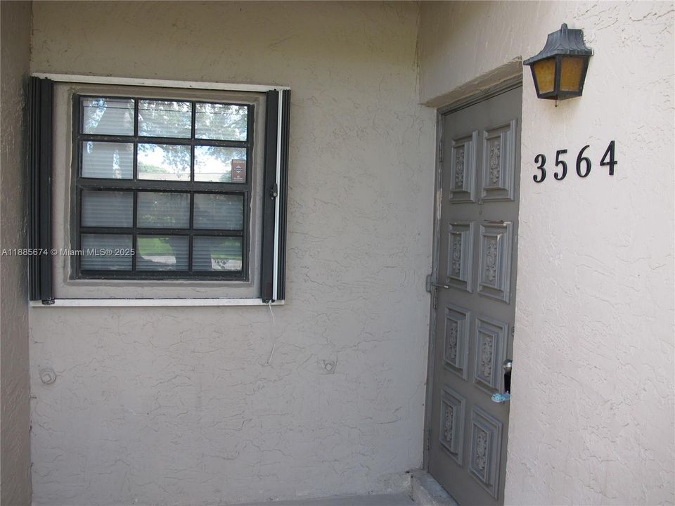 Под контрактом: $2,500 (3 спален, 2 ванн, 1185 Квадратных фут)