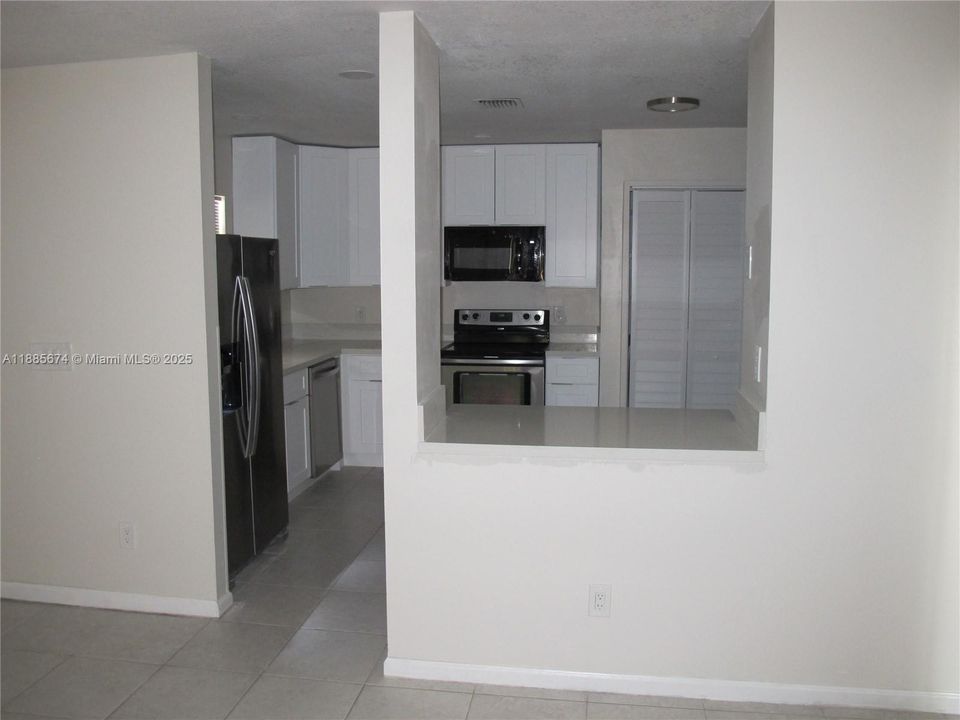 Под контрактом: $2,500 (3 спален, 2 ванн, 1185 Квадратных фут)