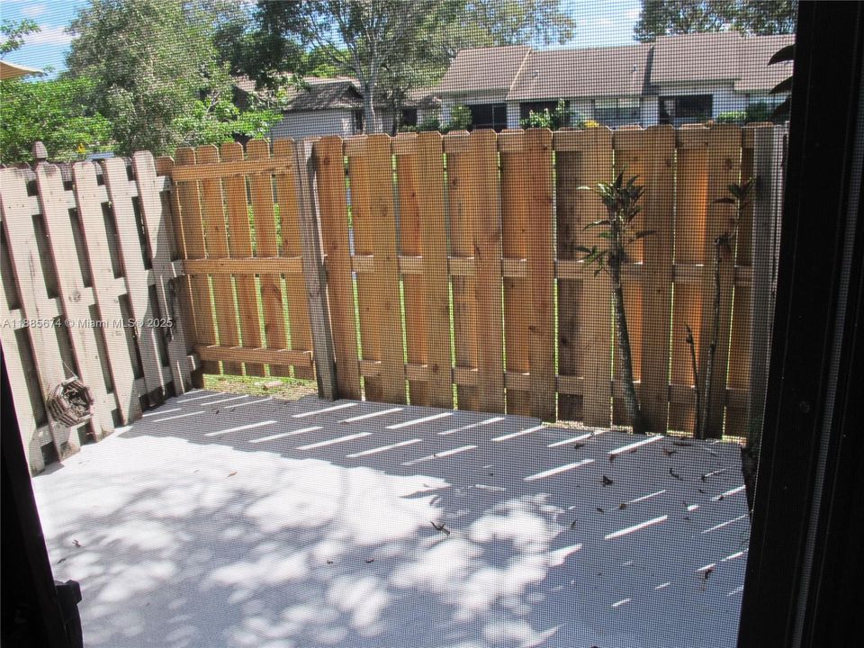 Под контрактом: $2,500 (3 спален, 2 ванн, 1185 Квадратных фут)