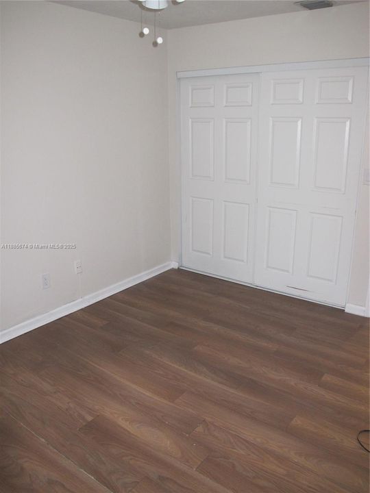 Под контрактом: $2,500 (3 спален, 2 ванн, 1185 Квадратных фут)