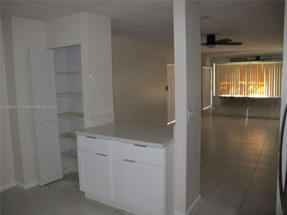 Под контрактом: $2,500 (3 спален, 2 ванн, 1185 Квадратных фут)