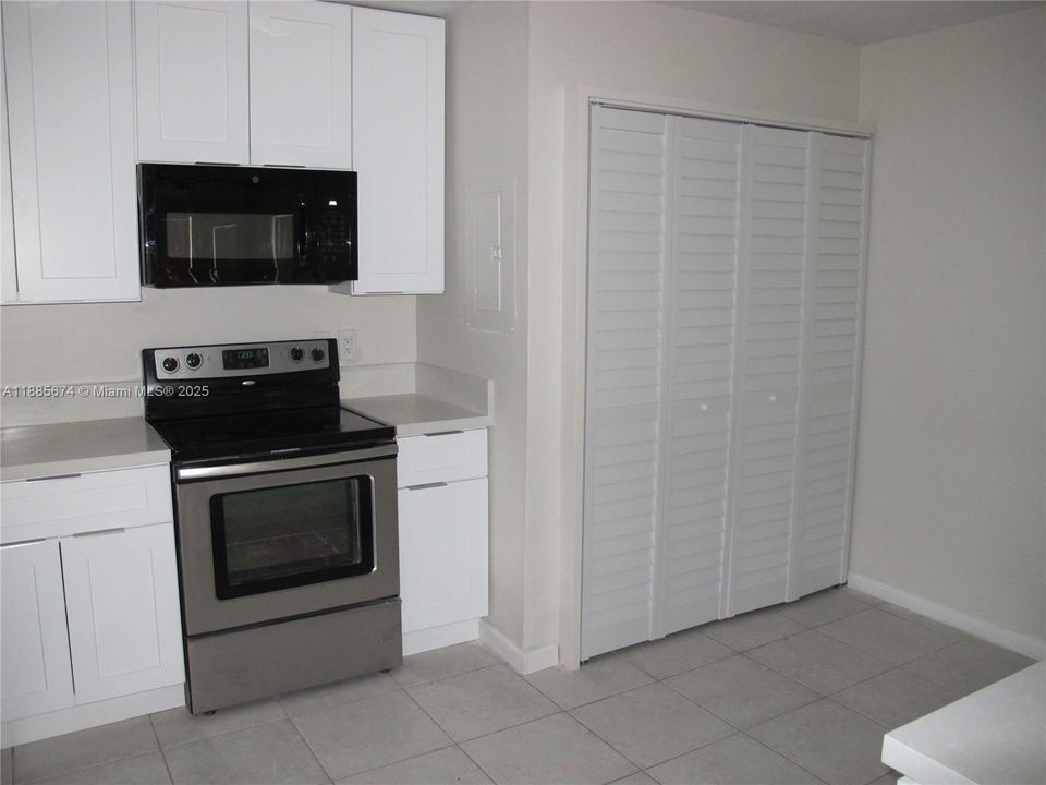 Под контрактом: $2,500 (3 спален, 2 ванн, 1185 Квадратных фут)