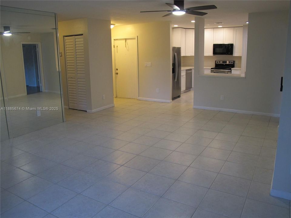 Под контрактом: $2,500 (3 спален, 2 ванн, 1185 Квадратных фут)