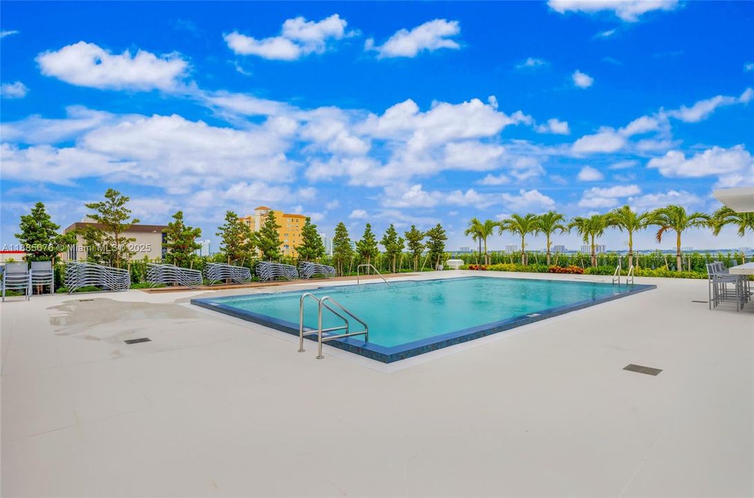 合同活跃: $5,000 (2 贝兹, 2 浴室, 1735 平方英尺)