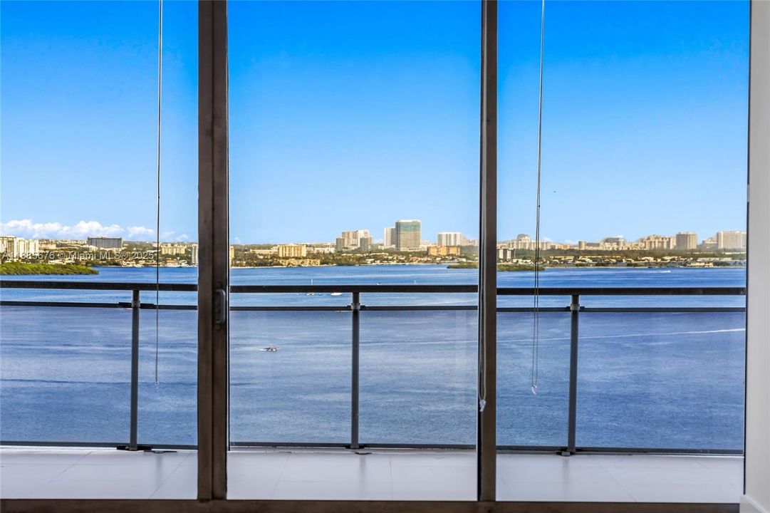 合同活跃: $5,000 (2 贝兹, 2 浴室, 1735 平方英尺)