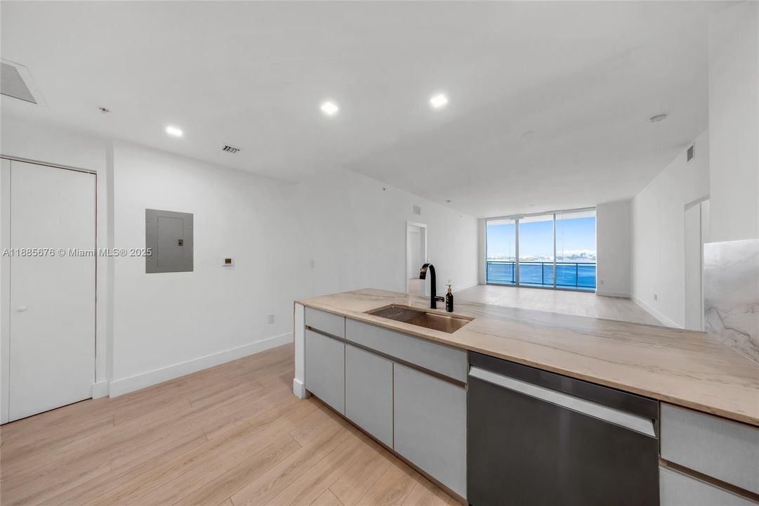 合同活跃: $5,000 (2 贝兹, 2 浴室, 1735 平方英尺)