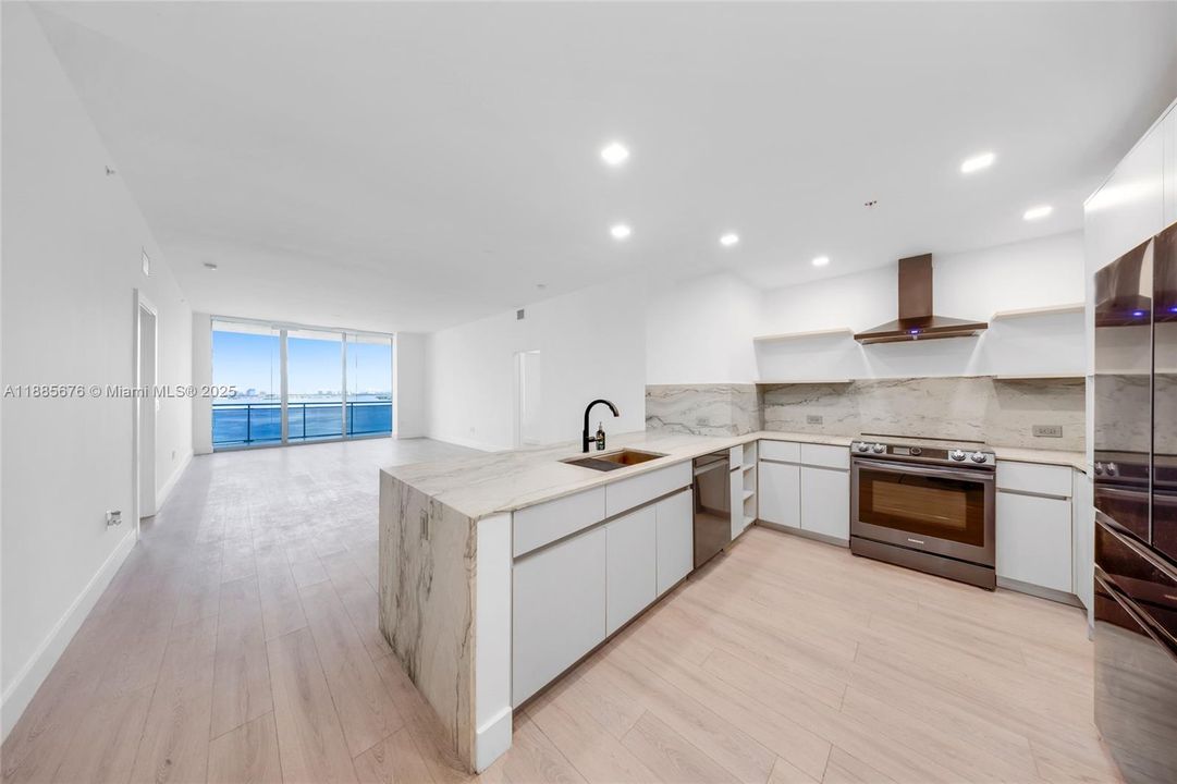 合同活跃: $5,000 (2 贝兹, 2 浴室, 1735 平方英尺)