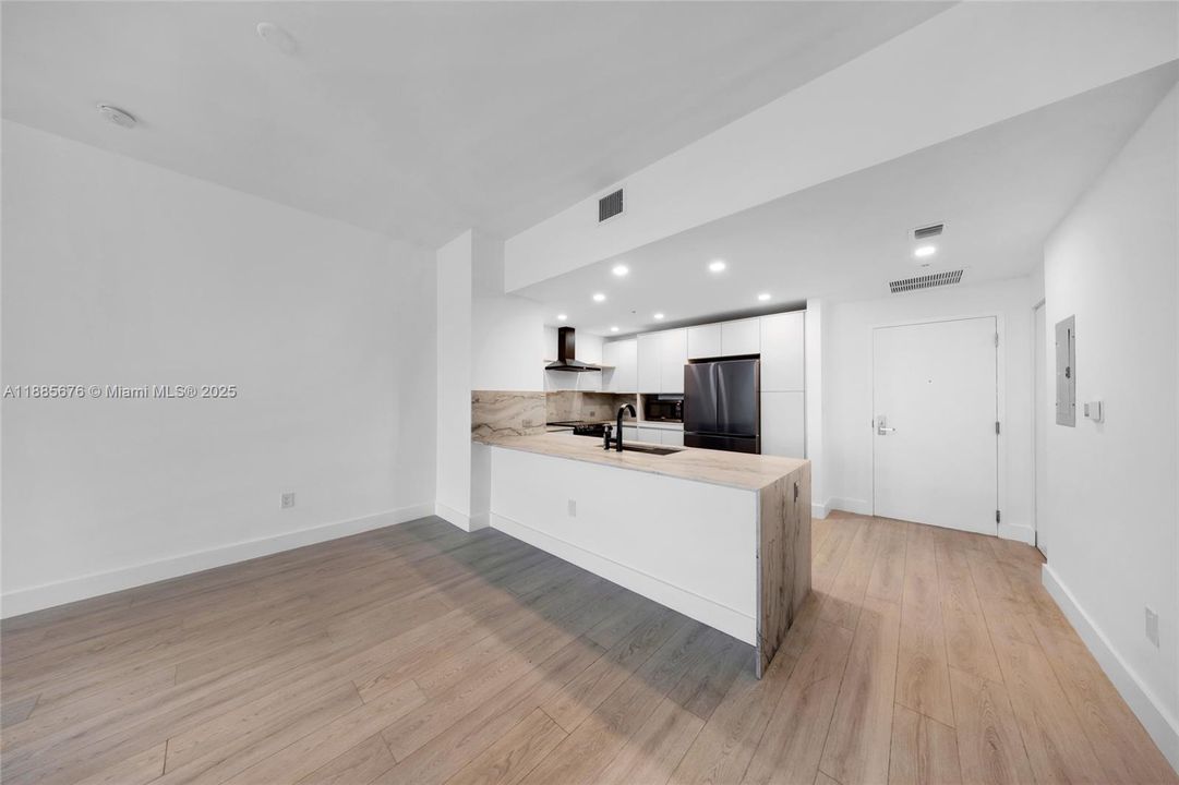 合同活跃: $5,000 (2 贝兹, 2 浴室, 1735 平方英尺)