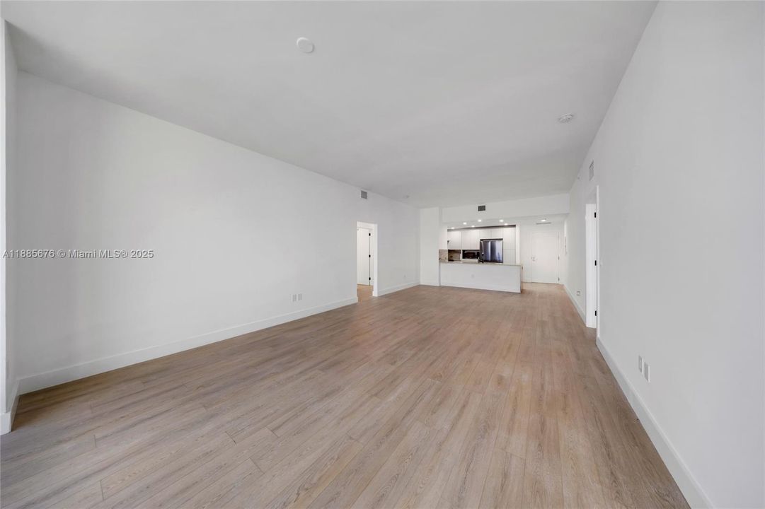 合同活跃: $5,000 (2 贝兹, 2 浴室, 1735 平方英尺)