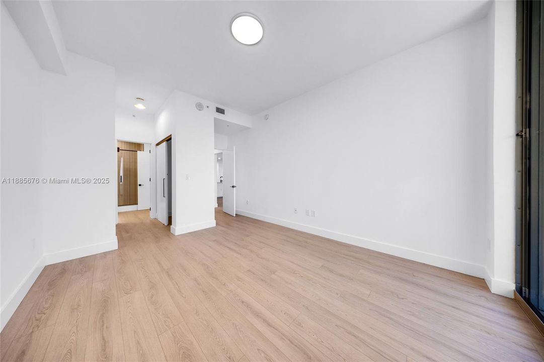 合同活跃: $5,000 (2 贝兹, 2 浴室, 1735 平方英尺)