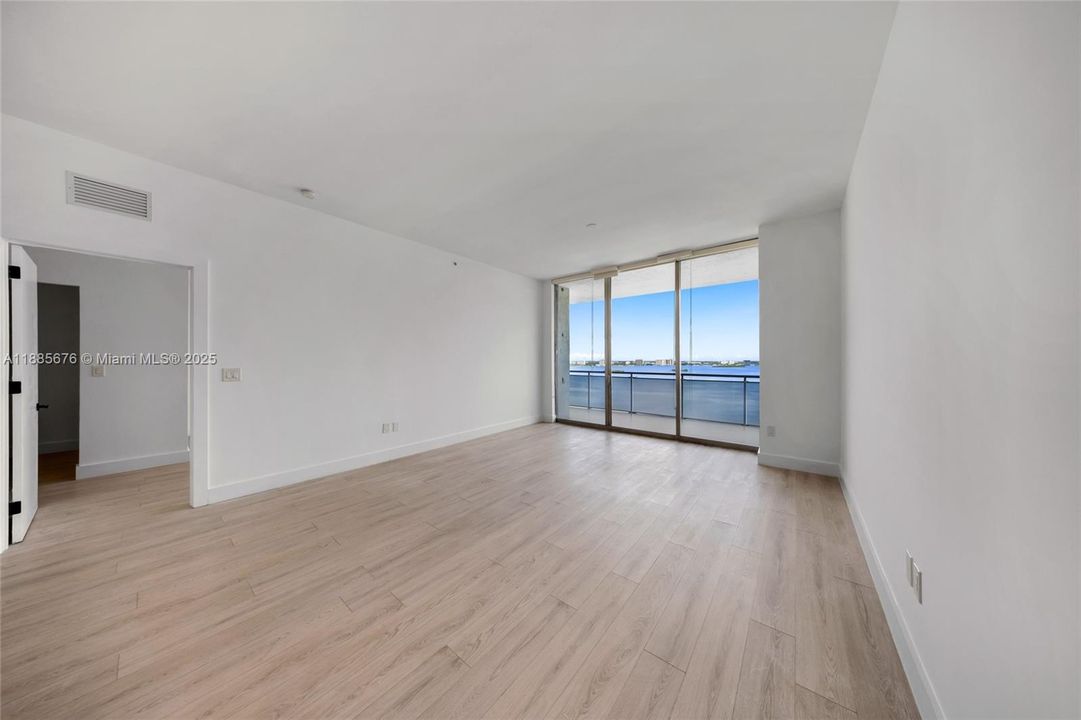 合同活跃: $5,000 (2 贝兹, 2 浴室, 1735 平方英尺)