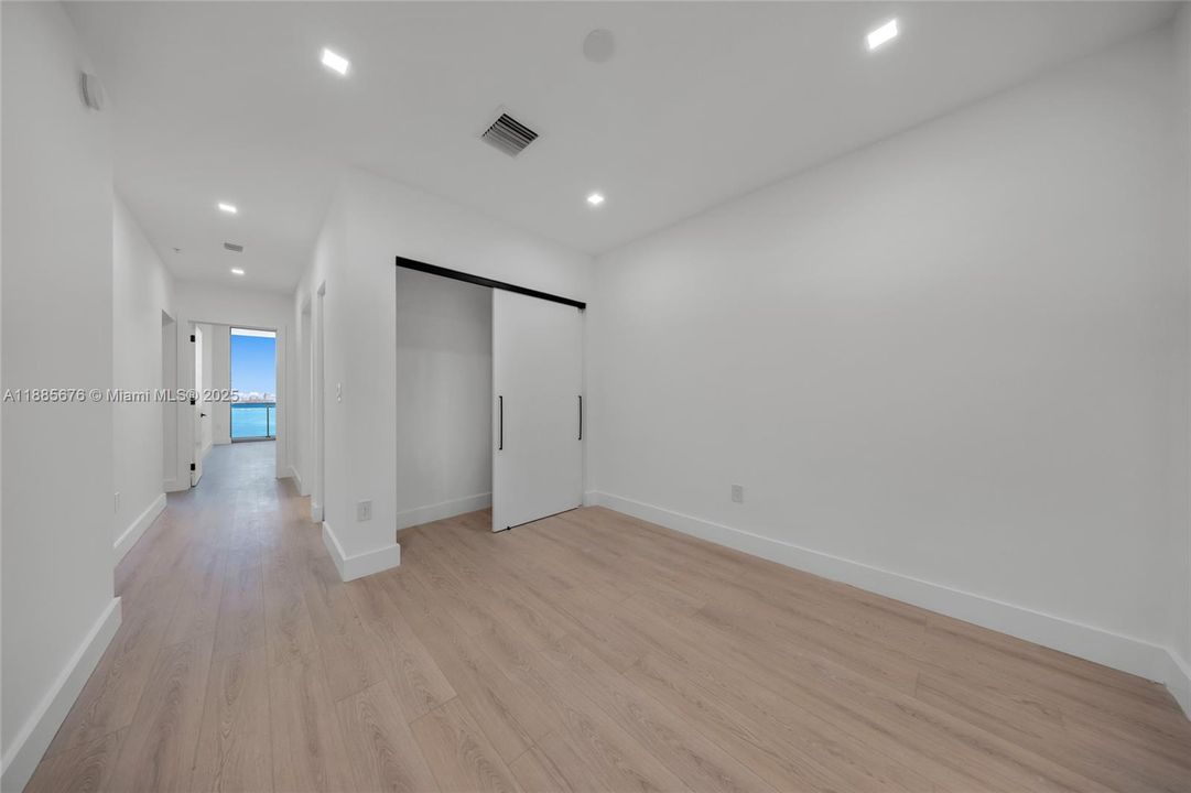 合同活跃: $5,000 (2 贝兹, 2 浴室, 1735 平方英尺)