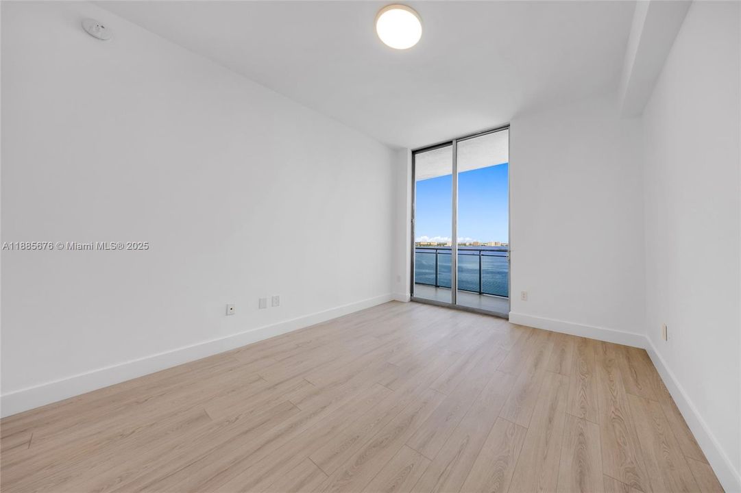 合同活跃: $5,000 (2 贝兹, 2 浴室, 1735 平方英尺)