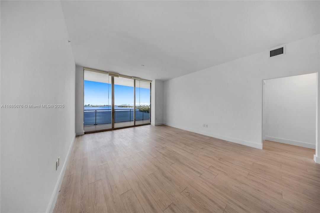 合同活跃: $5,000 (2 贝兹, 2 浴室, 1735 平方英尺)