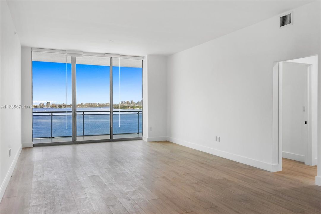 合同活跃: $5,000 (2 贝兹, 2 浴室, 1735 平方英尺)