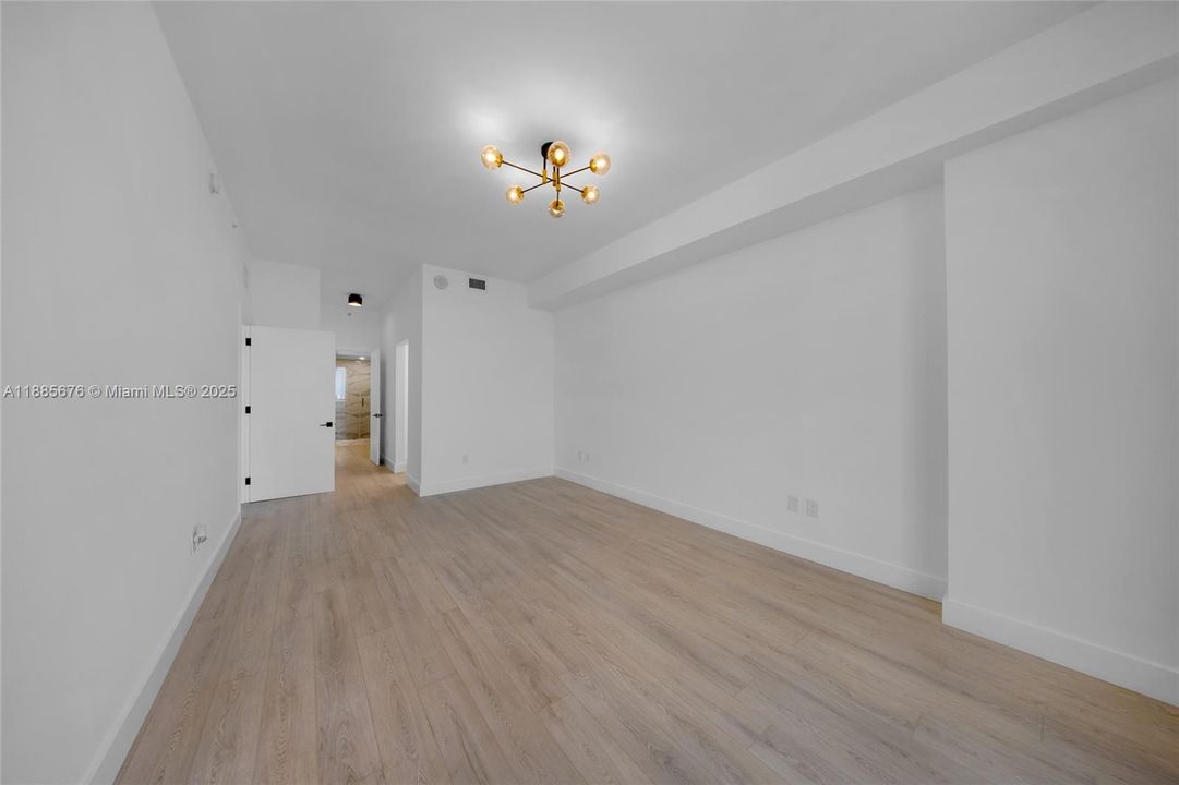 合同活跃: $5,000 (2 贝兹, 2 浴室, 1735 平方英尺)