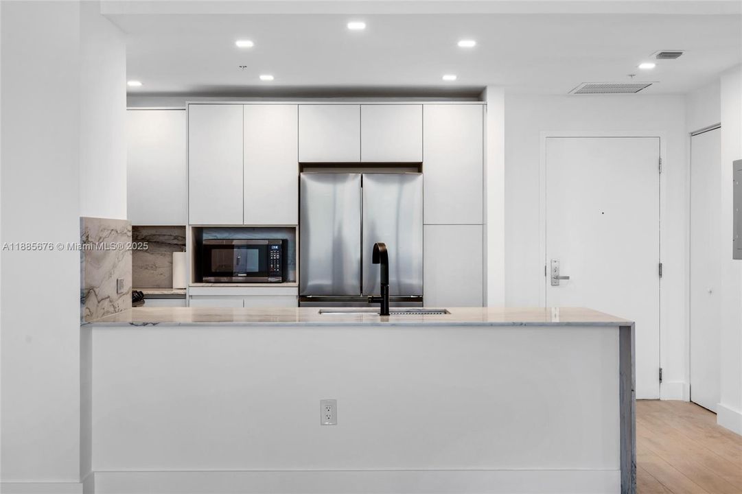 合同活跃: $5,000 (2 贝兹, 2 浴室, 1735 平方英尺)