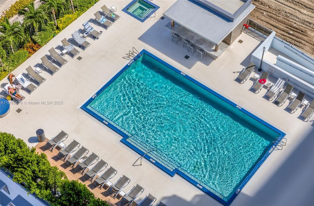 合同活跃: $5,000 (2 贝兹, 2 浴室, 1735 平方英尺)