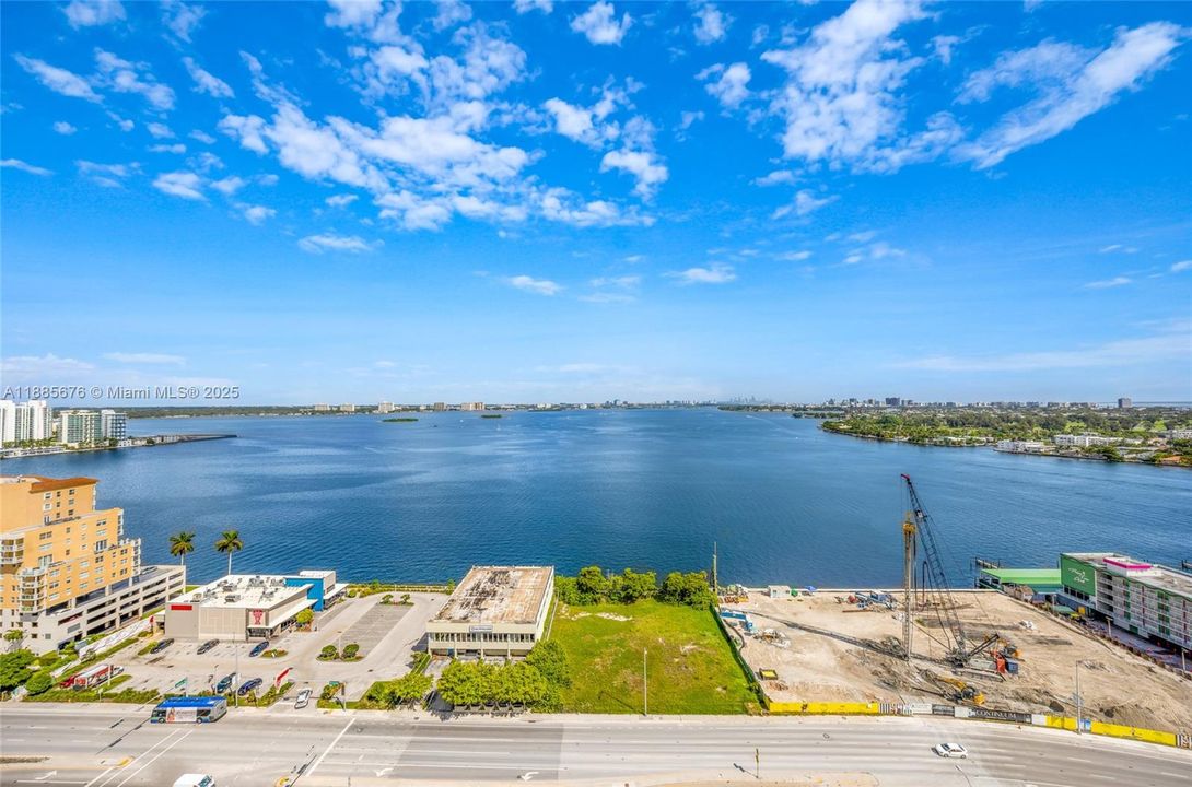 合同活跃: $5,000 (2 贝兹, 2 浴室, 1735 平方英尺)