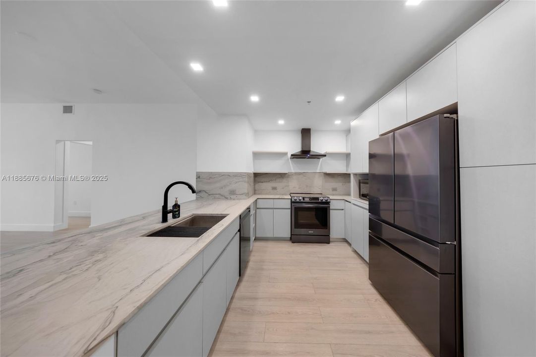 合同活跃: $5,000 (2 贝兹, 2 浴室, 1735 平方英尺)