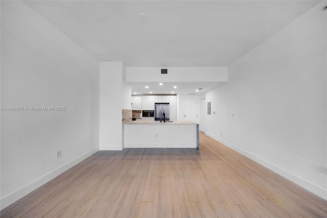 合同活跃: $5,000 (2 贝兹, 2 浴室, 1735 平方英尺)