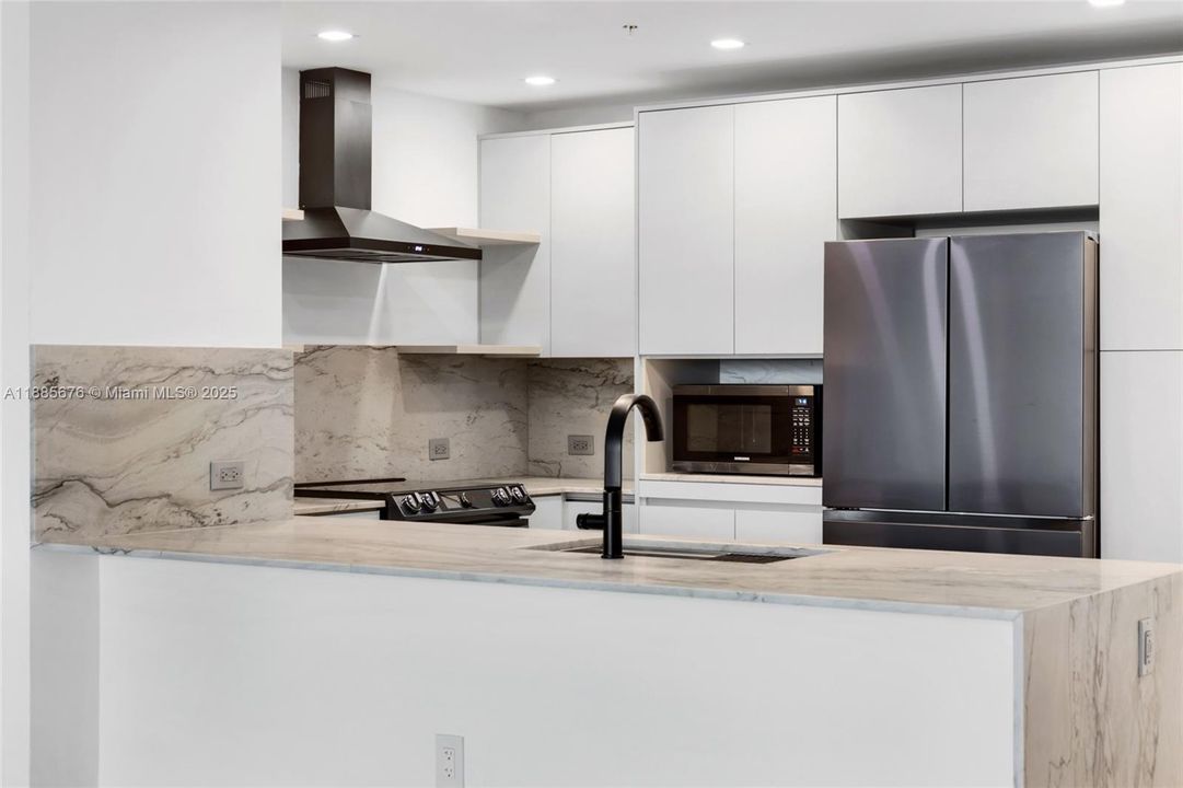 合同活跃: $5,000 (2 贝兹, 2 浴室, 1735 平方英尺)