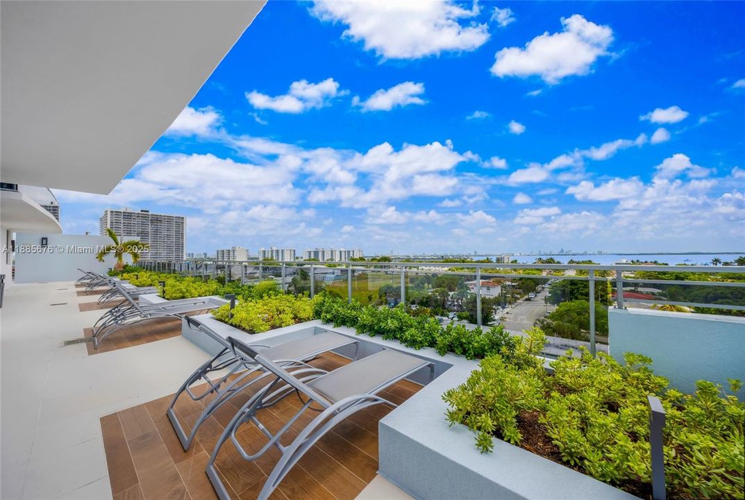 合同活跃: $5,000 (2 贝兹, 2 浴室, 1735 平方英尺)