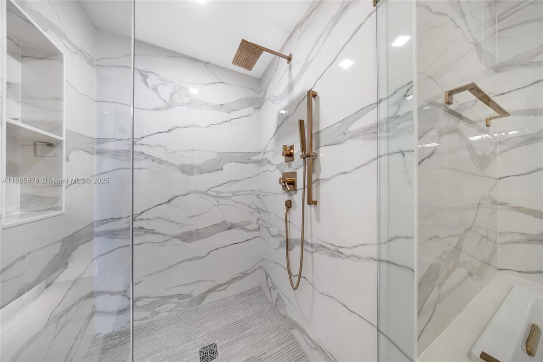 合同活跃: $5,000 (2 贝兹, 2 浴室, 1735 平方英尺)