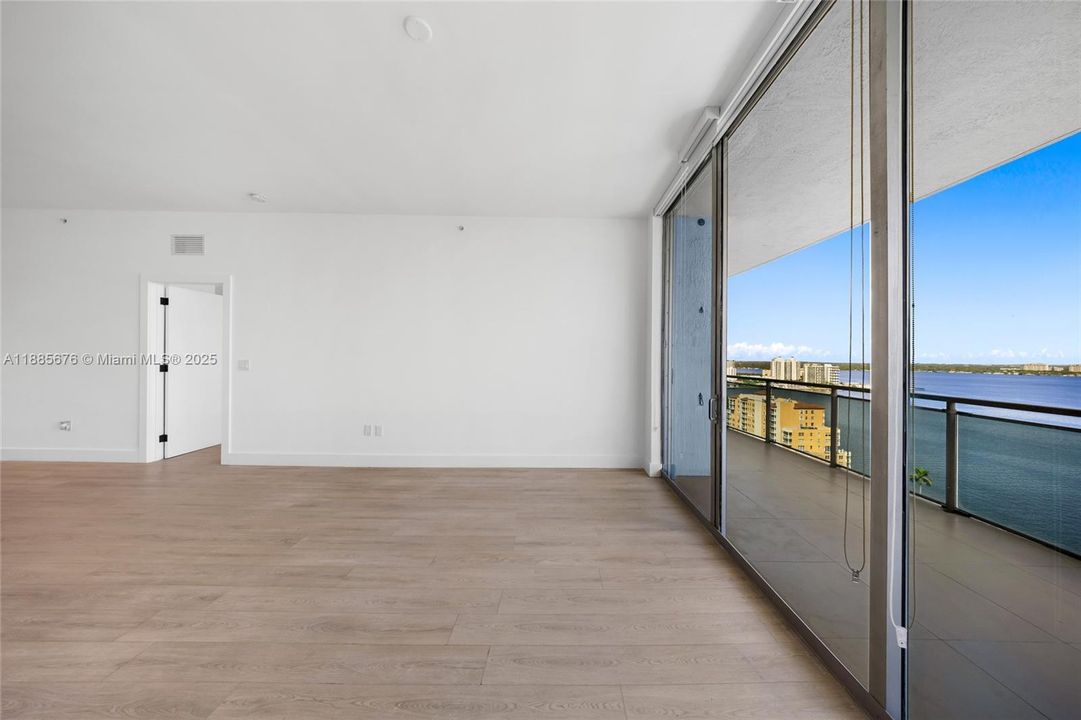 合同活跃: $5,000 (2 贝兹, 2 浴室, 1735 平方英尺)