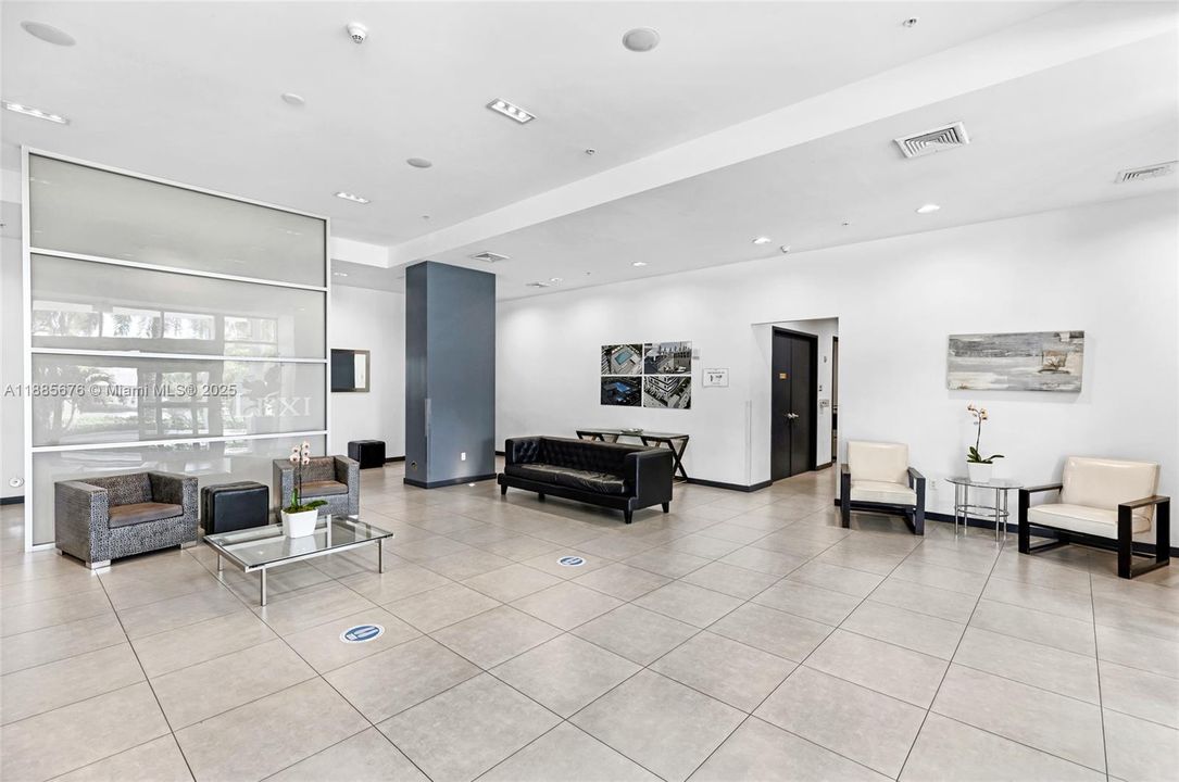 合同活跃: $5,000 (2 贝兹, 2 浴室, 1735 平方英尺)