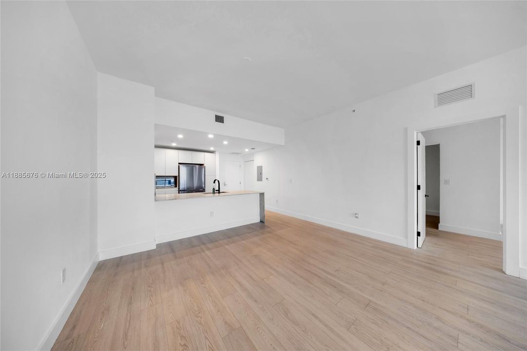 合同活跃: $5,000 (2 贝兹, 2 浴室, 1735 平方英尺)