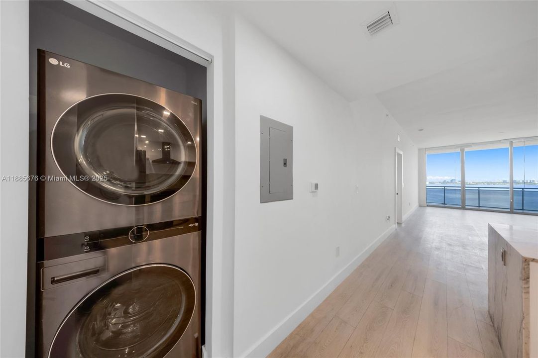 合同活跃: $5,000 (2 贝兹, 2 浴室, 1735 平方英尺)