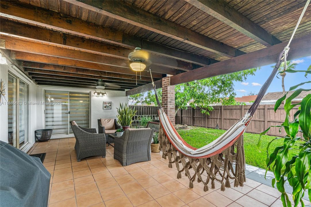 合同活跃: $650,000 (3 贝兹, 2 浴室, 1622 平方英尺)