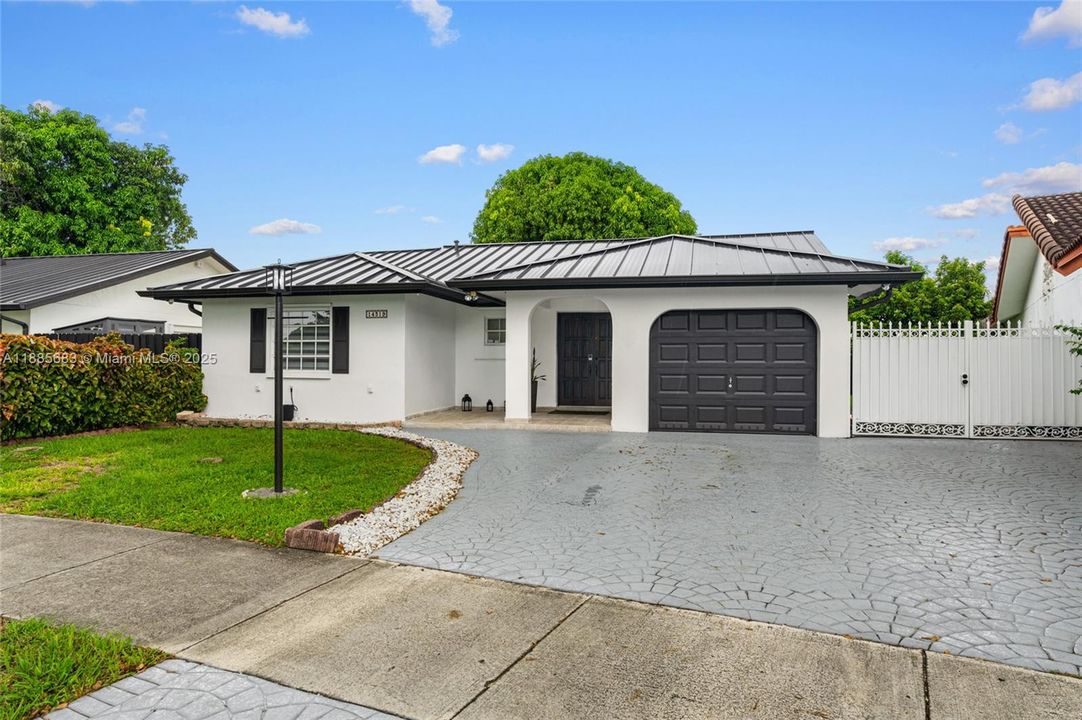 合同活跃: $650,000 (3 贝兹, 2 浴室, 1622 平方英尺)