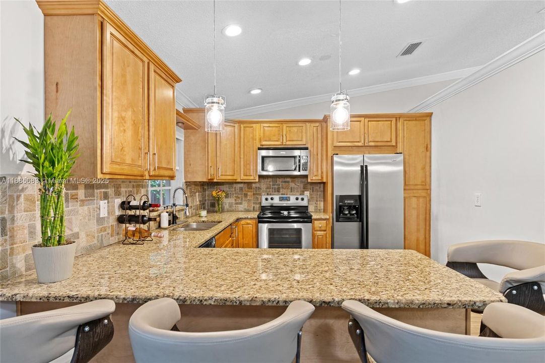 合同活跃: $650,000 (3 贝兹, 2 浴室, 1622 平方英尺)