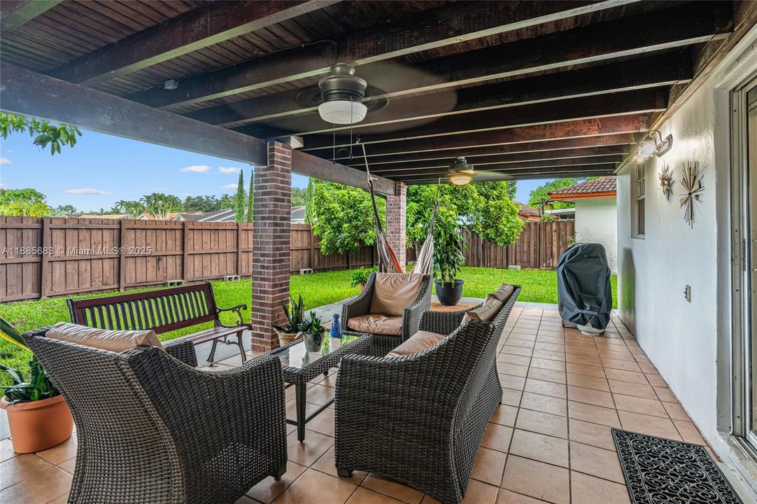 合同活跃: $650,000 (3 贝兹, 2 浴室, 1622 平方英尺)