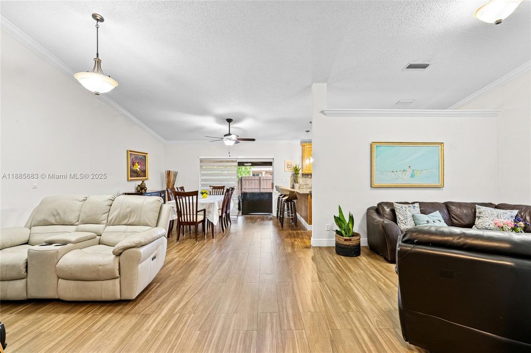 合同活跃: $650,000 (3 贝兹, 2 浴室, 1622 平方英尺)