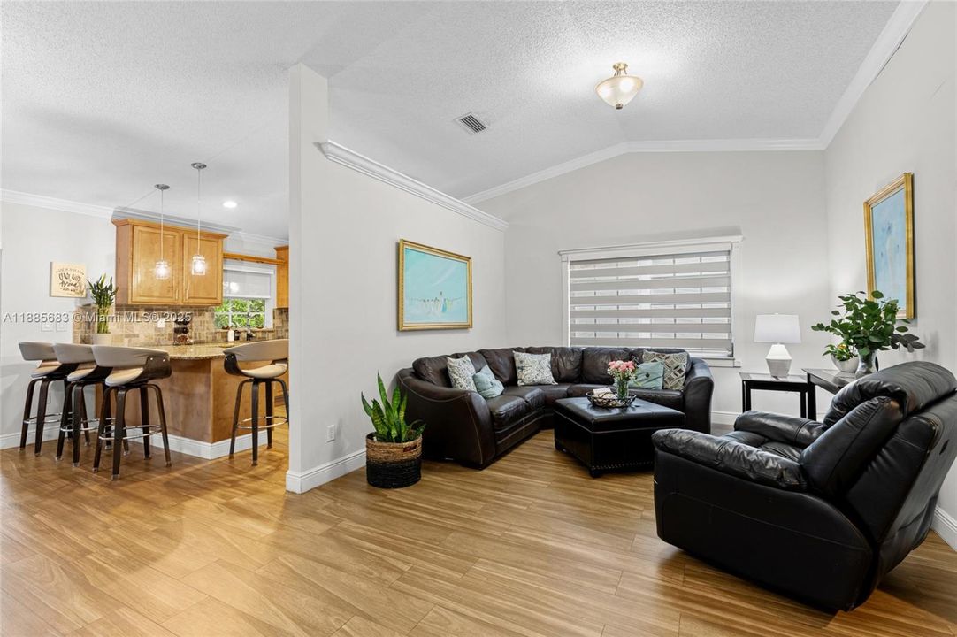 合同活跃: $650,000 (3 贝兹, 2 浴室, 1622 平方英尺)