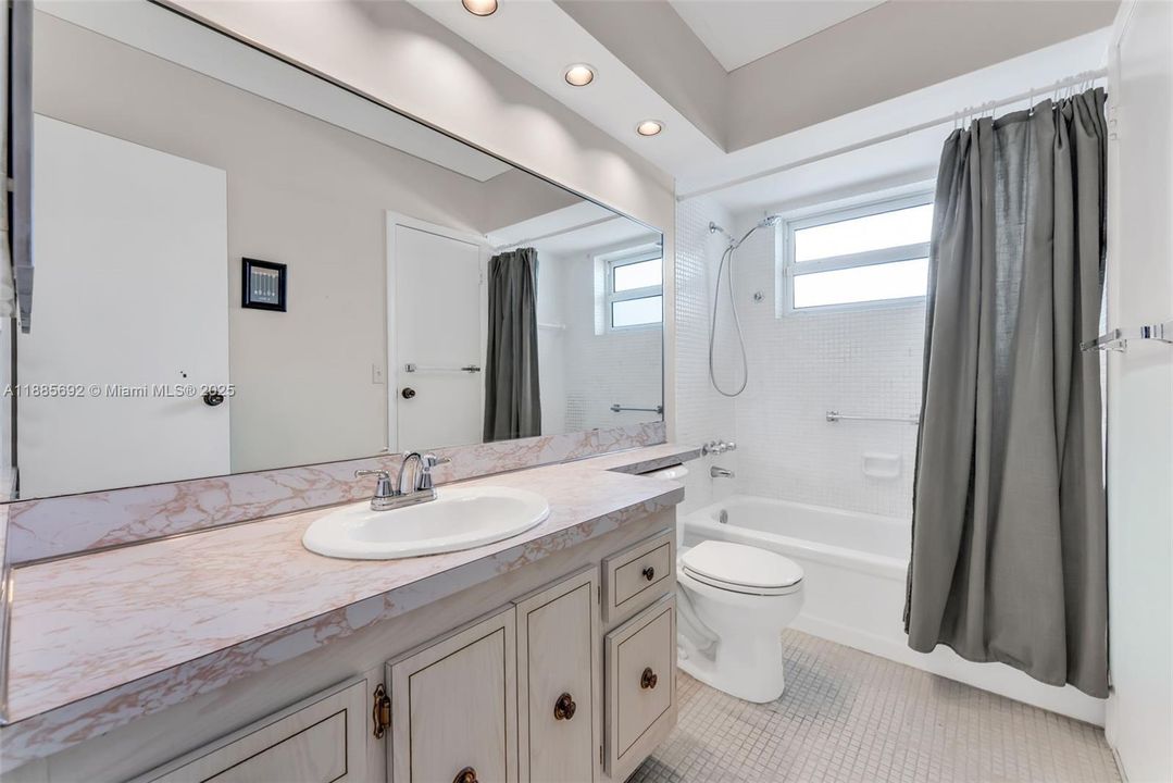 For Rent: $1,500 (1 beds, 1 baths, 684 Square Feet)