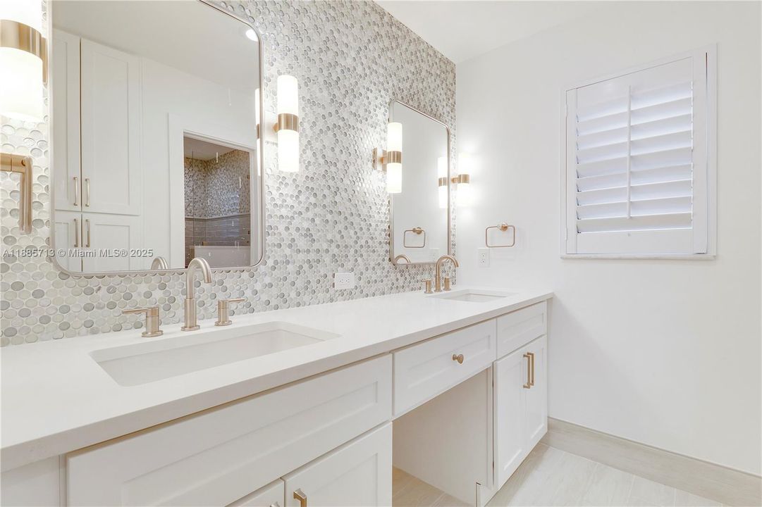 Activo con contrato: $435,000 (3 camas, 2 baños, 1542 Pies cuadrados)