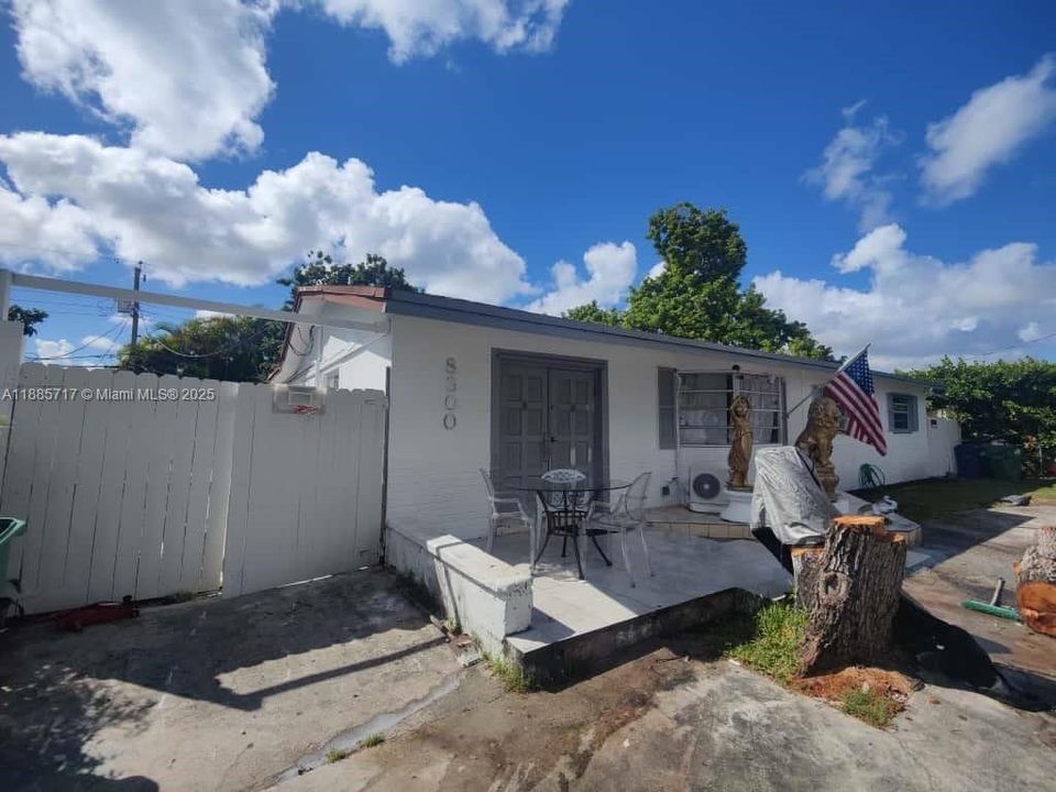 Под контрактом: $479,900 (3 спален, 2 ванн, 2182 Квадратных фут)