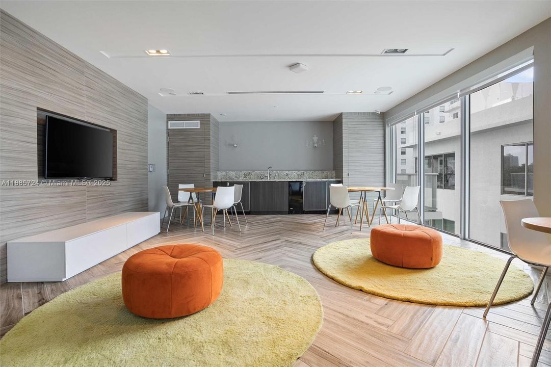 For Sale: $438,000 (1 beds, 1 baths, 488 Square Feet)