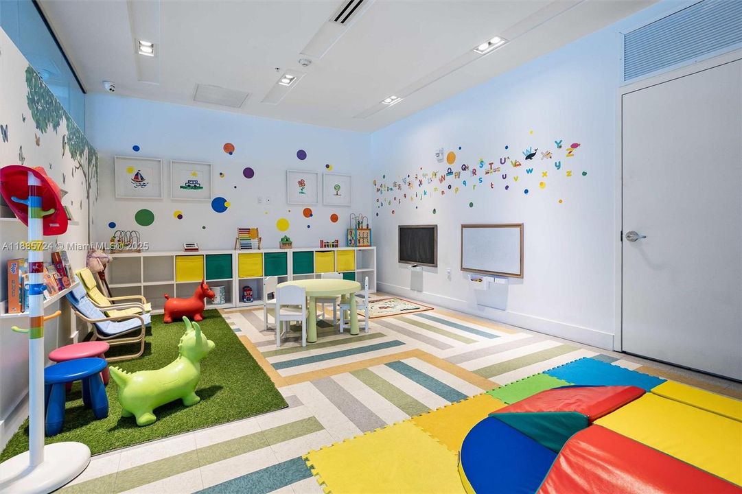 For Sale: $438,000 (1 beds, 1 baths, 488 Square Feet)